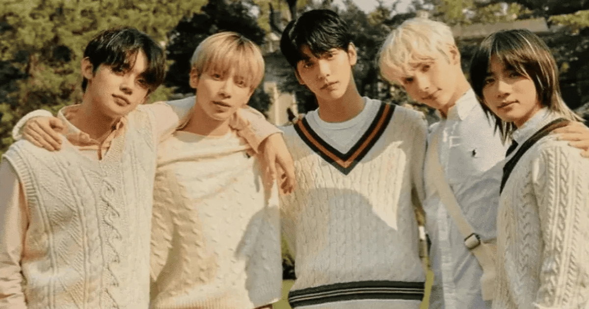 TOMORROW X TOGETHER2022SEASON’SGREETINGS TOMORROW X TOGETHER | TOMORROW X TOGETHER 2022 Season's Greetings