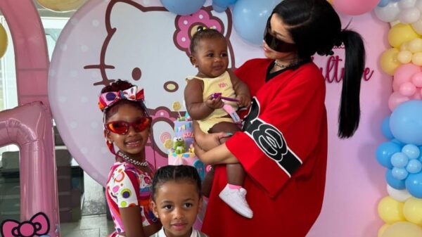 Cardi B compartilha foto no Instagram com seus três filhos