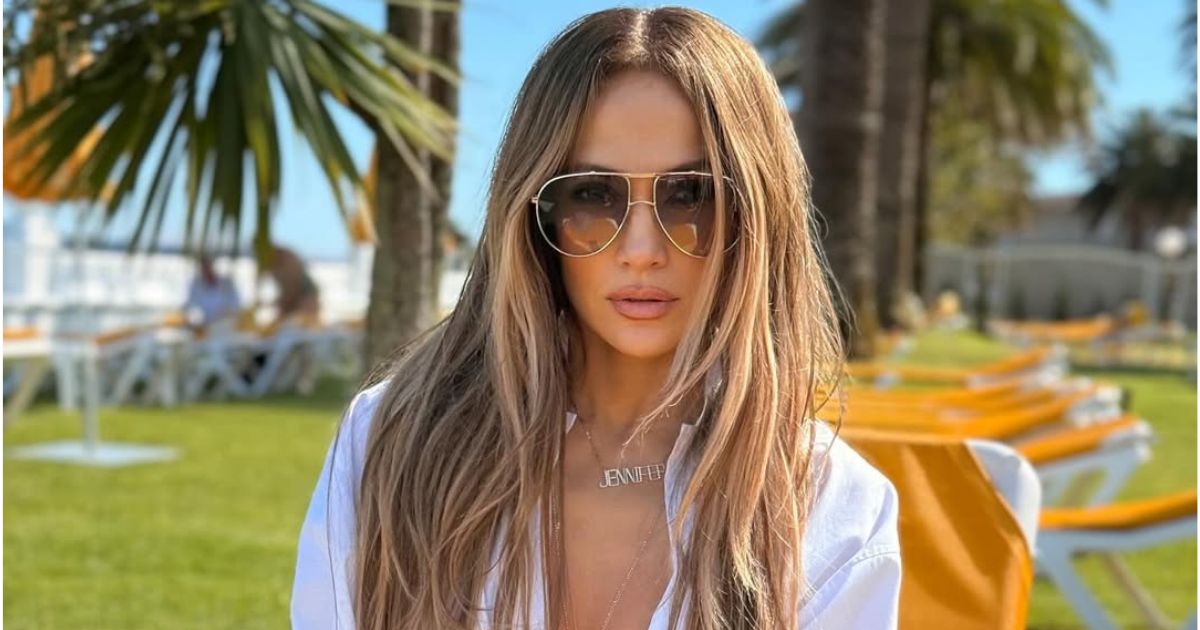 Jennifer Lopez perde a saia durante apresentação na Polônia