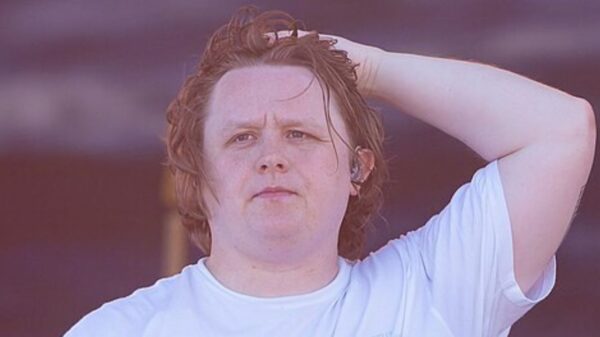Lewis Capaldi fala sobre show em Glastonbury no ‘Tonight Show’