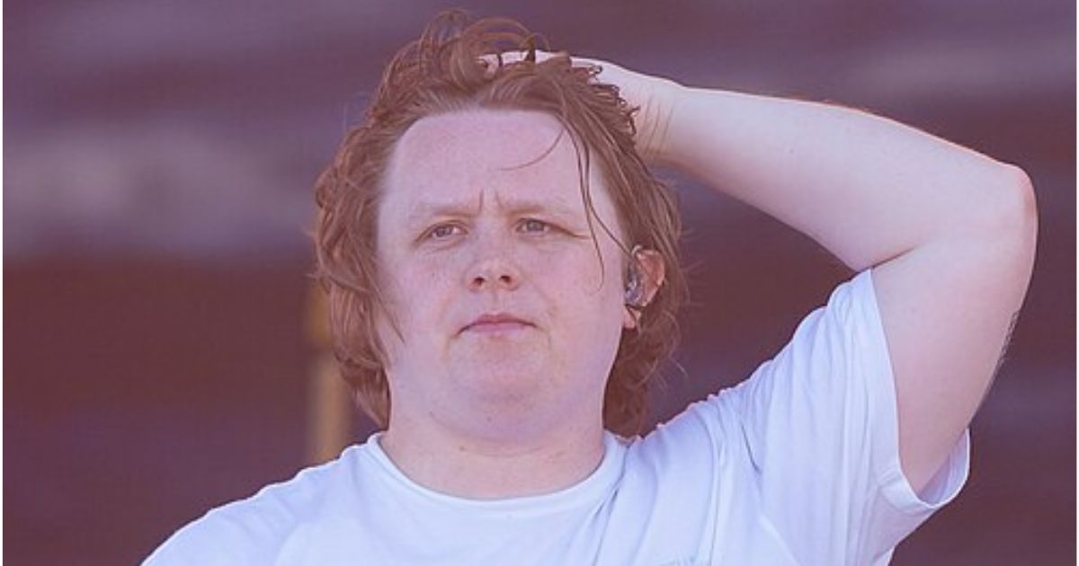 Lewis Capaldi fala sobre show em Glastonbury no ‘Tonight Show’