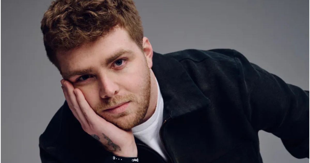 ‘Ordinary’ de Alex Warren segue no topo da parada Hot 100